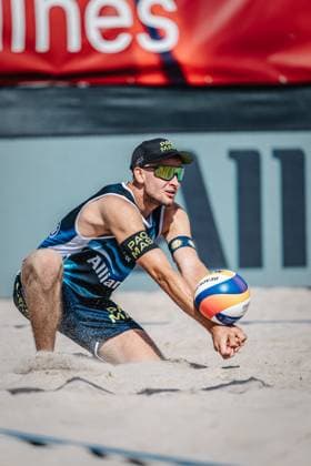 Beachvolleyball Männer Allianz German Beach Tour 2024 Tourstop Kühlungsborn 10.08.2024 Benedikt Sagstetter nimmt den Ball an Kühlungsborn Strand an der Seebrücke Mecklenburg-Vorpommern Deutschland