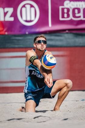Beachvolleyball Männer Allianz German Beach Tour 2024 Tourstop Kühlungsborn 10.08.2024 Jonas Sagstetter nimmt den Ball an Kühlungsborn Strand an der Seebrücke Mecklenburg-Vorpommern Deutschland
