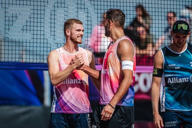 Beachvolleyball Männer Allianz German Beach Tour 2024 Tourstop Kühlungsborn 10.08.2024 v.l. Luis Henrichs schlägt ein mit Nico Wegner Kühlungsborn Strand an der Seebrücke Mecklenburg-Vorpommern Deutschland