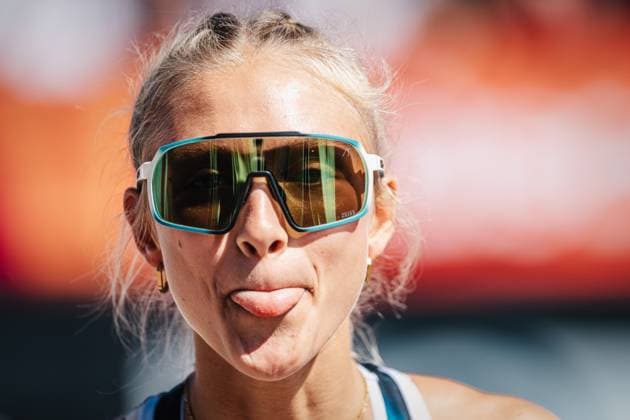 Beachvolleyball Frauen Allianz German Beach Tour 2024 Tourstop Kühlungsborn 10.08.2024 Paula Schürholz streckt die Zunge raus Kühlungsborn Strand an der Seebrücke Mecklenburg-Vorpommern Deutschland