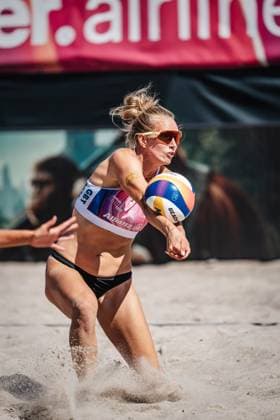 Beachvolleyball Frauen Allianz German Beach Tour 2024 Tourstop Kühlungsborn 10.08.2024 Tabea Schwarz nimmt den Ball an Kühlungsborn Strand an der Seebrücke Mecklenburg-Vorpommern Deutschland