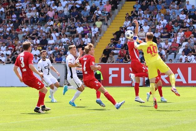 10.08.2024, Fussball, Herren, 2. Bundesliga, Saison 2024 2025, SV 07 Elversberg - 1. FC Köln, Robin Fellhauer (SV 07 Elversberg), Manuel Feil (SV 07 Elversberg), Jonas Urbig (1. FC Koeln), Dominique Heintz (1. FC Koeln),Timo Huebers (1. FC Koeln) Elversberg Ursapharm-Arena an der Kaiserlinde Saarland Deutschland (DE)