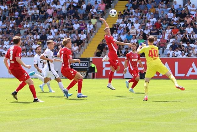 10.08.2024, Fussball, Herren, 2. Bundesliga, Saison 2024 2025, SV 07 Elversberg - 1. FC Köln, Robin Fellhauer (SV 07 Elversberg), Manuel Feil (SV 07 Elversberg), Jonas Urbig (1. FC Koeln), Dominique Heintz (1. FC Koeln),Timo Huebers (1. FC Koeln) Elversberg Ursapharm-Arena an der Kaiserlinde Saarland Deutschland (DE)