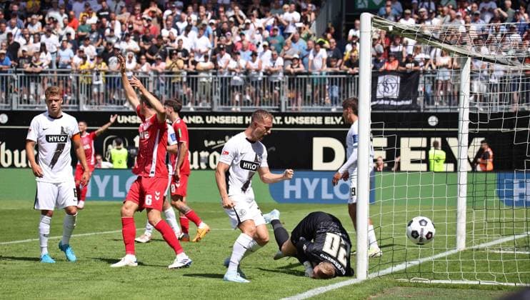 10.08.2024, Fussball, Herren, 2. Bundesliga, Saison 2024 2025, SV 07 Elversberg - 1. FC Köln, Kopfball von Tim Lemperle (1. FC Köln) klärt Nicolas Kristof (SV 07 Elversberg) Elversberg Ursapharm-Arena an der Kaiserlinde Saarland Deutschland (DE)