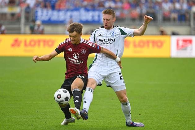 Jannik HOFMANN (1.FC Nuernberg), Aktion,Zweikampf gegen Tobias MOHR (FC Schalke 04). Fussball 2.Bundesliga 1.FC Nuernberg - FC Schalke 04 2.Spieltag am 10.08.2023 Max Morlock Stadion Nuernberg, Saison 2024 25.