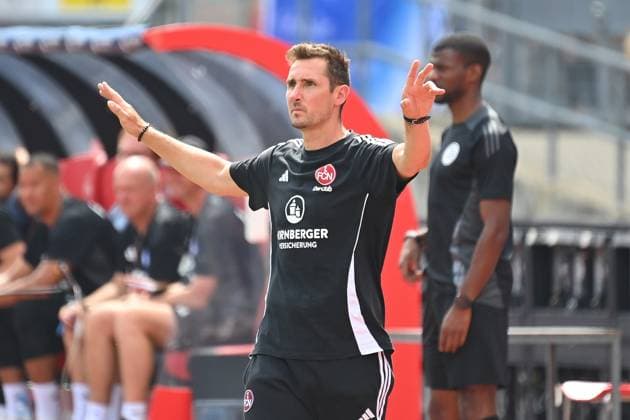 Sport Themen der Woche KW32 Miroslav KLOSE (Trainer Nuernberg), Gestik,gibt Anweisungen, Einzelbild,angeschnittenes Einzelmotiv,Halbfigur,halbe Figur. Fussball 2.Bundesliga 1.FC Nuernberg - FC Schalke 04 2.Spieltag am 10.08.2023 Max Morlock Stadion Nuernberg, Saison 2024 25. *** Miroslav KLOSE Trainer Nuernberg , gestures,gives instructions, single image,cropped single motif,half figure,half figure Soccer 2 Bundesliga 1 FC Nuernberg FC Schalke 04 2 Matchday on 10 08 2023 Max Morlock Stadium Nuernberg, Season 2024 25