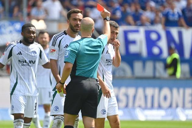 Schiedsrcihter Nicolas WINTER zeigt Ron SCHALLENBERG (FC Schalke 04,re) die Rote Karte,Platzverweis. Fussball 2.Bundesliga 1.FC Nuernberg - FC Schalke 04 2.Spieltag am 10.08.2023 Max Morlock Stadion Nuernberg, Saison 2024 25.