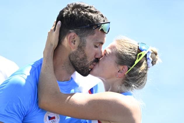 Sport Themen der Woche KW32 Sport Bilder des Tages Czech kayaker Anezka Paloudova kisses her fiance Josef Dostal of Czech Republic, as he won the gold medal in the Men s Kayak Single 1000m Finals at the Olympic Games, Olympische Spiele, Olympia, OS in Vaires-sur-Marne, France, August 10, 2024. (CTKxPhoto OndrejxDeml) CTKPhotoP2024081004386  CTKPhotoP2024081004386