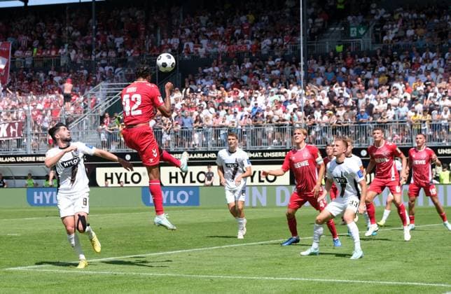 Fussball - 2. Bundesliga - Saison 2024 25 10.08.2024 Ursapharm-Arena SV Elversberg (elv) - 1. FC Köln (k) Damion DOWNS (1. FC Köln), li, köpft aufs Tor Fussball - 2. Bundesliga - SV Elversberg