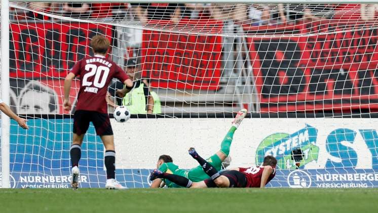 Lukas Schleimer (1.FC Nuernberg, 36) erzielt per Flugkopfball Goal scored, das Tor 1:1, zum celebrate the goal, Torwart Justin Heekeren (Schalke, 28) ist chancenlos. 10.08.2024, Fussball, 2. Bundesliga, 2. Spieltag, 1. FC Nuernberg - FC Schalke 04, GER, Nuernberg, Max-Morlock-Stadion, DFL REGULATIONS PROHIBIT ANY USE OF PHOTOGRAPHS AS IMAGE SEQUENCES AND OR QUASI-VIDEO.