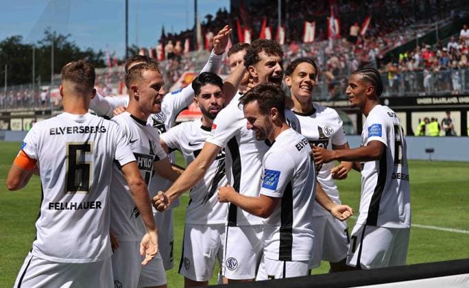 10.08.2024, Fussball, Herren, 2. Bundesliga, Saison 2024 2025, SV 07 Elversberg - 1. FC Köln, Torjubel der SV 07 Elversberg nach dem Tor zum 1:1 durch Fisnik Asllani (SV 07 Elversberg) Elversberg Ursapharm-Arena an der Kaiserlinde Saarland Deutschland (DE)