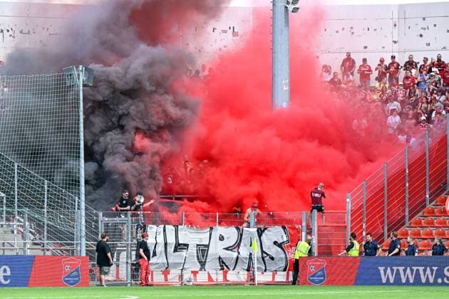 Sport Themen der Woche KW32 Ingolstädter Fans zünden Rauchbomben, Bengalo, Bengalos, Feuerwerk, flare , Fans, Publikum, Zuschauer, Stimmung, Atmosphäre, Stadion, 10.08.2024, Unterhaching (Deutschland), Fussball, 3. Liga, SpVgg Unterhaching - FC Ingolstadt, DFB DFL REGULATIONS PROHIBIT ANY USE OF PHOTOGRAPHS AS IMAGE SEQUENCES AND OR QUASI-VIDEO. *** Ingolstadt fans set off smoke bombs, Bengalo, Bengalos, fireworks, flare, fans, audience, spectators, mood, atmosphere, stadium, 10 08 2024, Unterhaching Germany , Football, 3 Liga, SpVgg Unterhaching FC Ingolstadt, DFB DFL REGULATIONS PROHIBIT ANY USE OF PHOTOGRAPHS AS IMAGE SEQUENCES AND OR QUASI VIDEO xslx