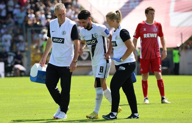 10.08.2024, Fussball, Herren, 2. Bundesliga, Saison 2024 2025, SV 07 Elversberg - 1. FC Köln, Semih Sahin (SV 07 Elversberg) verletzt Elversberg Ursapharm-Arena an der Kaiserlinde Saarland Deutschland (DE)