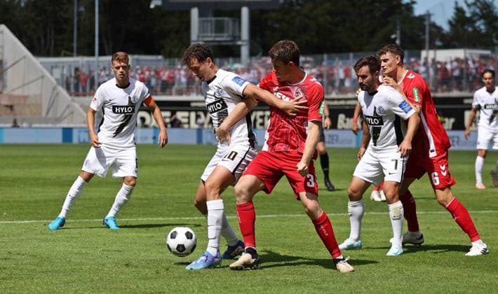 10.08.2024, Fussball, Herren, 2. Bundesliga, Saison 2024 2025, SV 07 Elversberg - 1. FC Köln, Fisnik Asllani (SV 07 Elversberg) Dominique Heintz (1. FC Köln) Elversberg Ursapharm-Arena an der Kaiserlinde Saarland Deutschland (DE)