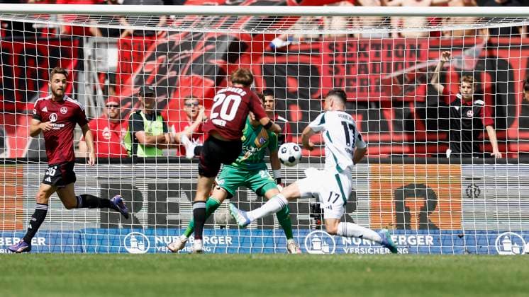 Caspar Jander (1.FC Nuernberg, 20) Goal scored, erzielt das Tor zum 2:1, celebrate the goal, Adrian Gantenbein (Schalke, 17) kommt zu spaet. 10.08.2024, Fussball, 2. Bundesliga, 2. Spieltag, 1. FC Nuernberg - FC Schalke 04, GER, Nuernberg, Max-Morlock-Stadion, DFL REGULATIONS PROHIBIT ANY USE OF PHOTOGRAPHS AS IMAGE SEQUENCES AND OR QUASI-VIDEO.
