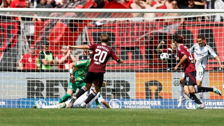 Caspar Jander (1.FC Nuernberg, 20) Goal scored, erzielt das Tor zum 2:1, celebrate the goal, Adrian Gantenbein (Schalke, 17) kommt zu spaet. 10.08.2024, Fussball, 2. Bundesliga, 2. Spieltag, 1. FC Nuernberg - FC Schalke 04, GER, Nuernberg, Max-Morlock-Stadion, DFL REGULATIONS PROHIBIT ANY USE OF PHOTOGRAPHS AS IMAGE SEQUENCES AND OR QUASI-VIDEO.