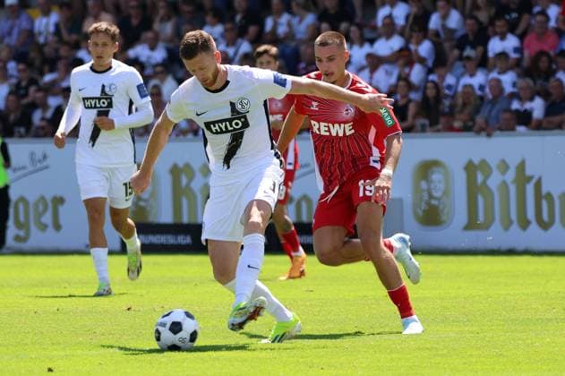 10.08.2024, Fussball, Herren, 2. Bundesliga, Saison 2024 2025, SV 07 Elversberg - 1. FC Köln, Florian Le Joncour (SV 07 Elversberg), Tim Lemperle (1. FC Koeln) Elversberg Ursapharm-Arena an der Kaiserlinde Saarland Deutschland (DE)