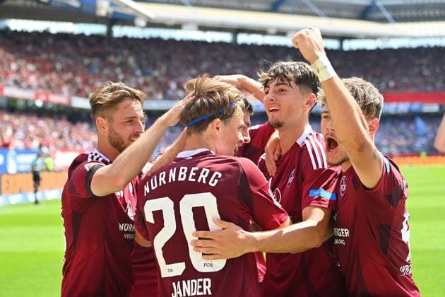 kollektiver Torjubel um Caspar JANDER (1.FC Nuernberg) nach Tor zum 1-1 mit ,Jubel,Freude,Begeisterung, Aktion Fussball 2.Bundesliga 1.FC Nuernberg - FC Schalke 04 2.Spieltag am 10.08.2023 Max Morlock Stadion Nuernberg, Saison 2024 25.