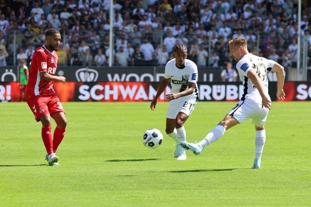 10.08.2024, Fussball, Herren, 2. Bundesliga, Saison 2024 2025, SV 07 Elversberg - 1. FC Köln, Maurice Neubauer (SV 07 Elversberg), Filimon Gerezgiher (SV 07 Elversberg), Linton Maina (1. FC Koeln) Elversberg Ursapharm-Arena an der Kaiserlinde Saarland Deutschland (DE)