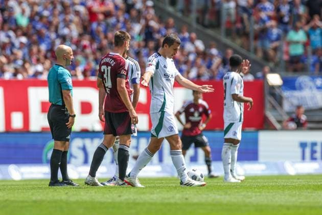 10.08.2024, Fussball, Saison 2024 2025, 2. Bundesliga, 2. Spieltag, 1. FC Nürnberg - FC Schalke 04, Ron Schallenberg (FC Schalke 04) geht vom Platz nach seinem Platzverweis. Nürnberg Max-Morlock-Stadion Bayern Deutschland xRHR-FOTO TRx