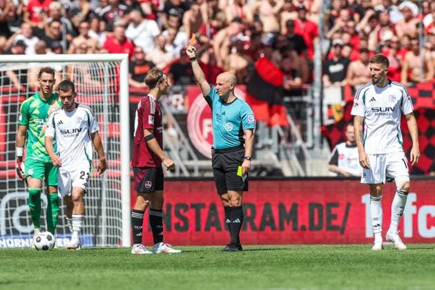 10.08.2024, Fussball, Saison 2024 2025, 2. Bundesliga, 2. Spieltag, 1. FC Nürnberg - FC Schalke 04, Casper Jander (1. FC Nürnberg) sieht die gelb-rote Karte. Nürnberg Max-Morlock-Stadion Bayern Deutschland xRHR-FOTO TRx