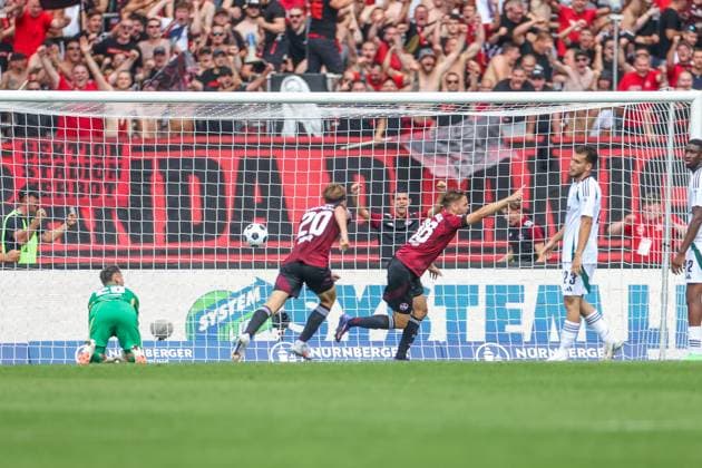 10.08.2024, Fussball, Saison 2024 2025, 2. Bundesliga, 2. Spieltag, 1. FC Nürnberg - FC Schalke 04, Lukas Schleimer (1. FC Nürnberg) erzielt das Tor zum 1 zu 1. Nürnberg Max-Morlock-Stadion Bayern Deutschland xRHR-FOTO TRx
