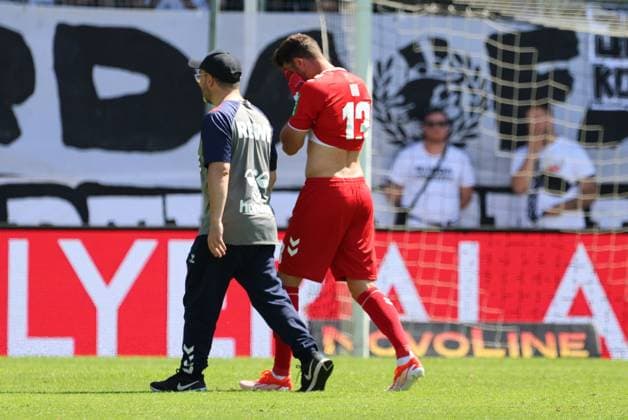 10.08.2024, Fussball, Herren, 2. Bundesliga, Saison 2024 2025, SV 07 Elversberg - 1. FC Köln, Mark Uth (1. FC Koeln) verletzt Elversberg Ursapharm-Arena an der Kaiserlinde Saarland Deutschland (DE)