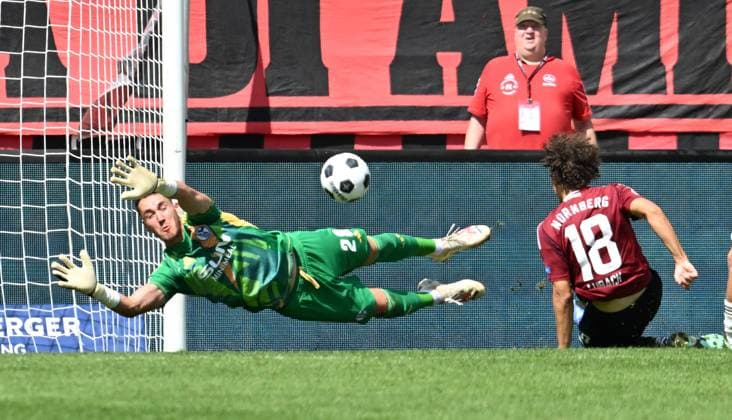 Sport Bilder des Tages 10.08.2024 - Fussball - Saison 2024 2025 - 2. Fussball - Bundesliga - 02. Spieltag: 1. FC Nürnberg FCN ( Club ) - FC Schalke 04 S04 ( Knappen ) - Sportfoto Zink - xwoxzix - DFL regulations prohibit any use of photographs as image sequences and or quasi-video - only for editorial use - Rafael Lubach (18, 1. FC Nürnberg FCN ) erzielt Treffer Tor Torschuß zum 3:1 gegen Justin Heekeren (28, FC Schalke 04 S04 ) -