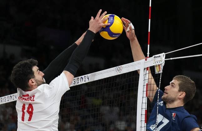 JEUX OLYMPIQUES PARIS 2024 PHOTOPQR VOIX DU NORD MATTHIEU BOTTE ; 10 08 2024 ; 10 08 2024. Paris. JO Paris 2024. Volley-ball. Finale France - Pologne. PHOTO MATTHIEU BOTTE (LA VOIX DU NORD, VDNPQR) - The Paris 2024 Summer Olympic Games, Olympische Spiele, Olympia, OS (Jul 26-Aug 11, 2024).