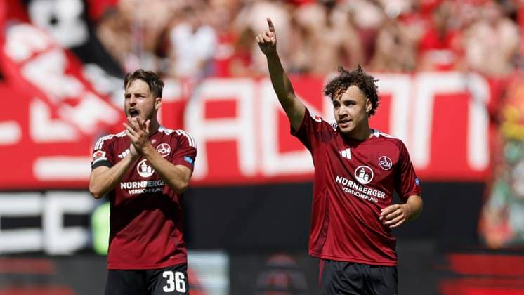 Sport Bilder des Tages v. l. Lukas Schleimer (1.FC Nuernberg, 36) und Torschuetze Rafael Lubach (1.FC Nuernberg, 18) Jubel nach dem Tor zum 3:1, jubelnd, bejubelt, jubelt, jubeln, emotionen, 10.08.2024, Fussball, 2. Bundesliga, 2. Spieltag, 1. FC Nuernberg - FC Schalke 04, GER, Nuernberg, Max-Morlock-Stadion, DFL REGULATIONS PROHIBIT ANY USE OF PHOTOGRAPHS AS IMAGE SEQUENCES AND OR QUASI-VIDEO.