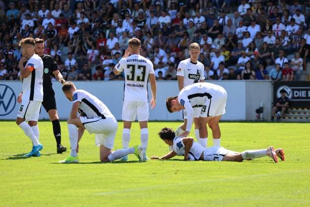 10.08.2024, Fussball, Herren, 2. Bundesliga, Saison 2024 2025, SV 07 Elversberg - 1. FC Köln, Frederik Schmahl (SV 07 Elversberg) verletzt Elversberg Ursapharm-Arena an der Kaiserlinde Saarland Deutschland (DE)