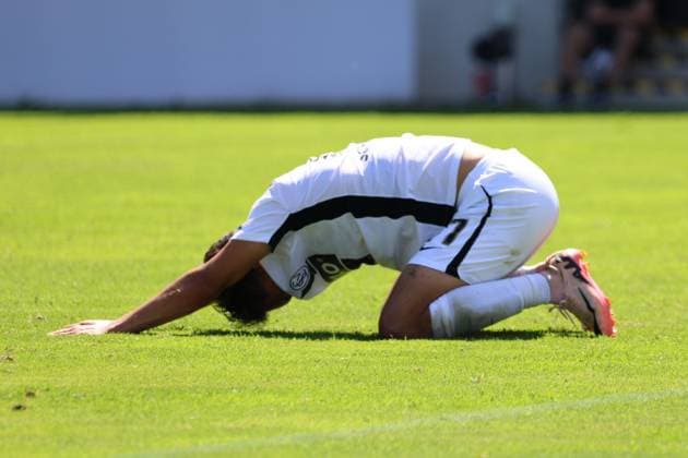 10.08.2024, Fussball, Herren, 2. Bundesliga, Saison 2024 2025, SV 07 Elversberg - 1. FC Köln, Frederik Schmahl (SV 07 Elversberg) verletzt Elversberg Ursapharm-Arena an der Kaiserlinde Saarland Deutschland (DE)