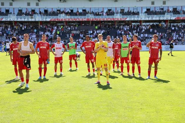 10.08.2024, Fussball, Herren, 2. Bundesliga, Saison 2024 2025, SV 07 Elversberg - 1. FC Köln, Die Mannschaft (1. FC Köln) vor der Fankurve Elversberg Ursapharm-Arena an der Kaiserlinde Saarland Deutschland (DE)