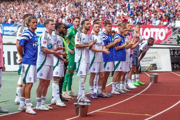 10.08.2024, Fussball, Saison 2024 2025, 2. Bundesliga, 2. Spieltag, 1. FC Nürnberg - FC Schalke 04, Mannschaft des FC Schalke 04 steht enttäuscht vor den Fans. Nürnberg Max-Morlock-Stadion Bayern Deutschland xRHR-FOTO TRx