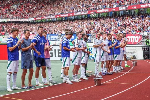 10.08.2024, Fussball, Saison 2024 2025, 2. Bundesliga, 2. Spieltag, 1. FC Nürnberg - FC Schalke 04, Mannschaft des FC Schalke 04 steht enttäuscht vor den Fans. Nürnberg Max-Morlock-Stadion Bayern Deutschland xRHR-FOTO TRx