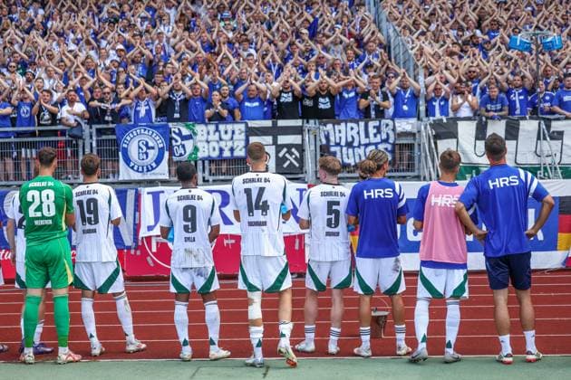 10.08.2024, Fussball, Saison 2024 2025, 2. Bundesliga, 2. Spieltag, 1. FC Nürnberg - FC Schalke 04, Mannschaft des FC Schalke 04 steht enttäuscht vor den Fans. Nürnberg Max-Morlock-Stadion Bayern Deutschland xRHR-FOTO TRx