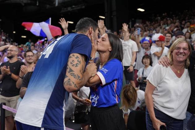 Paris 2024 - France Wins Gold In Volleyball Nicolas le Goff (14) and his girlfriend celebrate after winning the men s volleyball gold medal match between France and Poland during the Paris 2024 Olympic Games, Olympische Spiele, Olympia, OS at the South Paris Arena 1 in Paris, France on August 10, 2024. Photo by Nicolas Gouhier ABACAPRESS.COM Paris France  Copyright: xNicolasxGouhier ABACAx