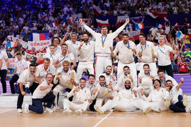 Sport Bilder des Tages Paris 2024 - France Wins Gold In Volleyball Gold medallists France s players celebrate on the podium during the award ceremony for the men s volleyball gold medal match between France and Poland during the Paris 2024 Olympic Games, Olympische Spiele, Olympia, OS at the South Paris Arena 1 in Paris, France on August 10, 2024. Photo by Nicolas Gouhier ABACAPRESS.COM Paris France  Copyright: xNicolasxGouhier ABACAx