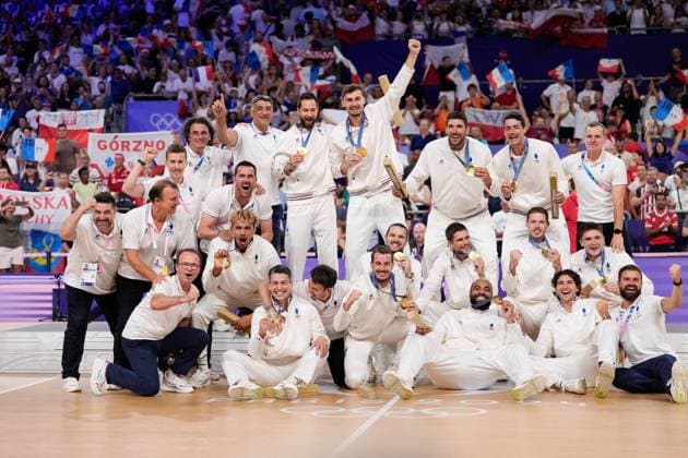 Paris 2024 - France Wins Gold In Volleyball Gold medallists France s players celebrate on the podium during the award ceremony for the men s volleyball gold medal match between France and Poland during the Paris 2024 Olympic Games, Olympische Spiele, Olympia, OS at the South Paris Arena 1 in Paris, France on August 10, 2024. Photo by Nicolas Gouhier ABACAPRESS.COM Paris France  Copyright: xNicolasxGouhier ABACAx