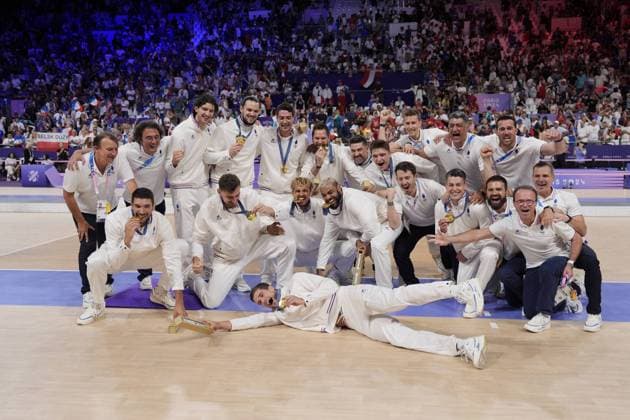 Paris 2024 - France Wins Gold In Volleyball Gold medallists France s players celebrate on the podium during the award ceremony for the men s volleyball gold medal match between France and Poland during the Paris 2024 Olympic Games, Olympische Spiele, Olympia, OS at the South Paris Arena 1 in Paris, France on August 10, 2024. Photo by Nicolas Gouhier ABACAPRESS.COM Paris France  Copyright: xNicolasxGouhier ABACAx