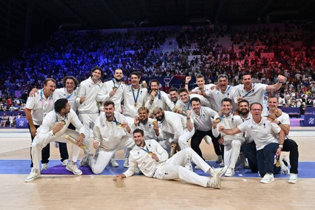 Joy of team French (joie des français), volleyball, men’s finall during the Olympic Games, Olympische Spiele, Olympia, OS Paris 2024 JO 2024 : VOLLEYBALL - France vs Pologne - Finale hommes - Jeux Olympiques 2024 - Paris2024 - Paris - 10 08 2024 DPPI Panoramic 