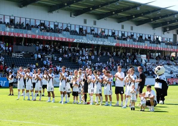 Fussball - 2. Bundesliga - Saison 2024 25 10.08.2024 Ursapharm-Arena SV Elversberg (elv) - 1. FC Köln (k) 2:2 Die Elversberger vor ihren Fans Fussball - 2. Bundesliga - SV Elversberg