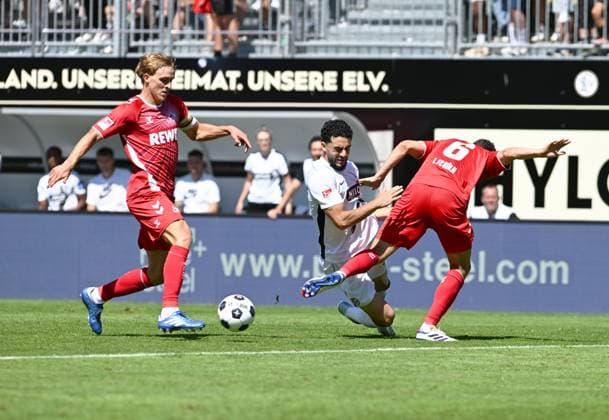 Fussball - 2. Bundesliga - Saison 2024 25 10.08.2024 Ursapharm-Arena SV Elversberg (elv) - 1. FC Köln (k) 2:2 V.li: Timo HUEBERS (1. FC Köln), Mohammad MAHMOUD (SV Elversberg), Eric MARTEL(1. FC Köln) Fussball - 2. Bundesliga - SV Elversberg