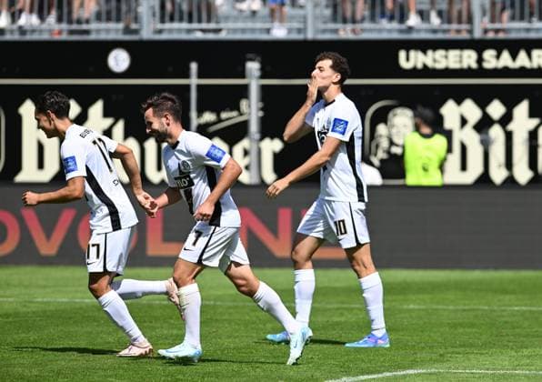 Fussball - 2. Bundesliga - Saison 2024 25 10.08.2024 Ursapharm-Arena SV Elversberg (elv) - 1. FC Köln (k) 2:2 Jubel nach dem Ausgleich zum 1:1, v.li: Frederik SCHMAHL (SV Elversberg), Manuel FEIL (SV Elversberg) und Torschütze Fisnik ASLLANI (SV Elversberg) Fussball - 2. Bundesliga - SV Elversberg