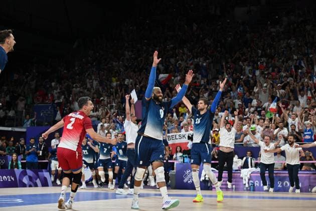 Joy of Earvin Ngapeth and other players and staff (france) , volleyball, men’s finall during the Olympic Games, Olympische Spiele, Olympia, OS Paris 2024 JO 2024 : VOLLEYBALL - France vs Pologne - Finale hommes - Jeux Olympiques 2024 - Paris2024 - Paris - 10 08 2024 DPPI Panoramic 