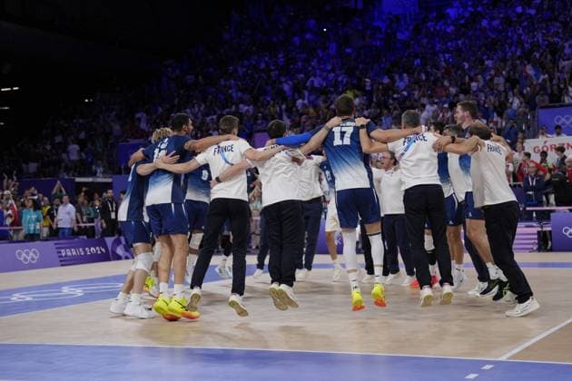 Paris 2024 - France Wins Gold In Volleyball French Team celebrate after winning the men s volleyball gold medal match between France and Poland during the Paris 2024 Olympic Games, Olympische Spiele, Olympia, OS at the South Paris Arena 1 in Paris, France on August 10, 2024. Photo by Nicolas Gouhier ABACAPRESS.COM Paris France  Copyright: xNicolasxGouhier ABACAx