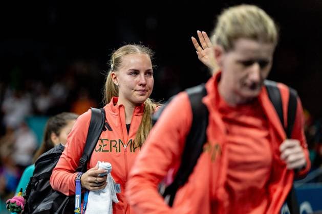 Sport Themen der Woche KW32 Emotion bei Annett KAUFMANN, (GER) und Bundestrainerin Tamara Boros nach dem Spiel FRA, Olympische Spiele Paris 2024, Tischtennis, Team Frauen, 10.08.2024 Eibner Pressefoto Benjamin Lau FRA, Olympische Spiele Paris 2024, Tischtennis, Team Frauen, 10.08.2024 Paris *** Emotion with Annett KAUFMANN, GER and national coach Tamara Boros after the match FRA, Olympic Games Paris 2024, Table Tennis, Womens Team, 10 08 2024 Eibner Press photo Benjamin Lau FRA, Olympic Games Paris 2024, Table Tennis, Womens Team, 10 08 2024 Paris Copyright: xEibnerxPressefoto BenjaminxLaux EP_BLU
