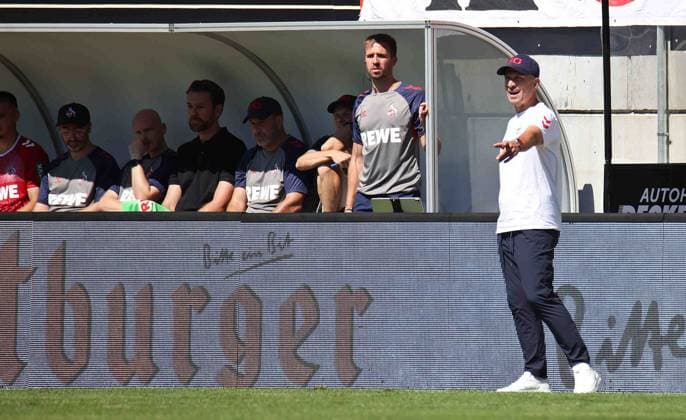 10.08.2024, Fussball, Herren, 2. Bundesliga, Saison 2024 2025, SV 07 Elversberg - 1. FC Köln, Trainer Gerhard Struber (1. FC Köln) steht an der Seitenlinie und gibt Anweisungen Elversberg Ursapharm-Arena an der Kaiserlinde Saarland Deutschland (DE)