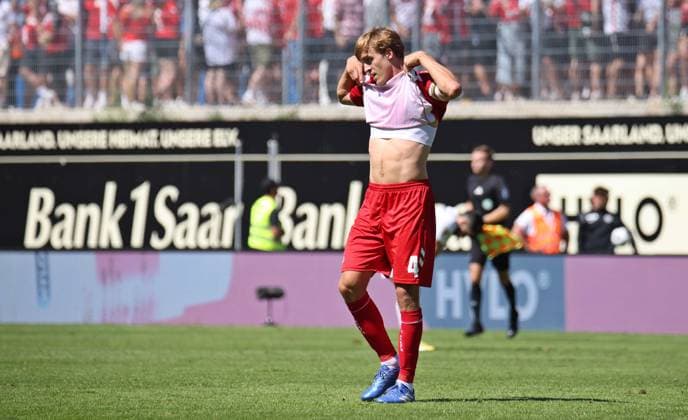 10.08.2024, Fussball, Herren, 2. Bundesliga, Saison 2024 2025, SV 07 Elversberg - 1. FC Köln, Timo Huebers (1. FC Köln) ist nach dem Spiel enttäuscht Elversberg Ursapharm-Arena an der Kaiserlinde Saarland Deutschland (DE)