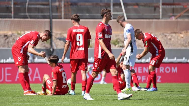 10.08.2024, Fussball, Herren, 2. Bundesliga, Saison 2024 2025, SV 07 Elversberg - 1. FC Köln, Die Spieler des 1. FC Köln sind nach dem Unentschieden in Elversberg sichtlich enttäuscht Elversberg Ursapharm-Arena an der Kaiserlinde Saarland Deutschland (DE)
